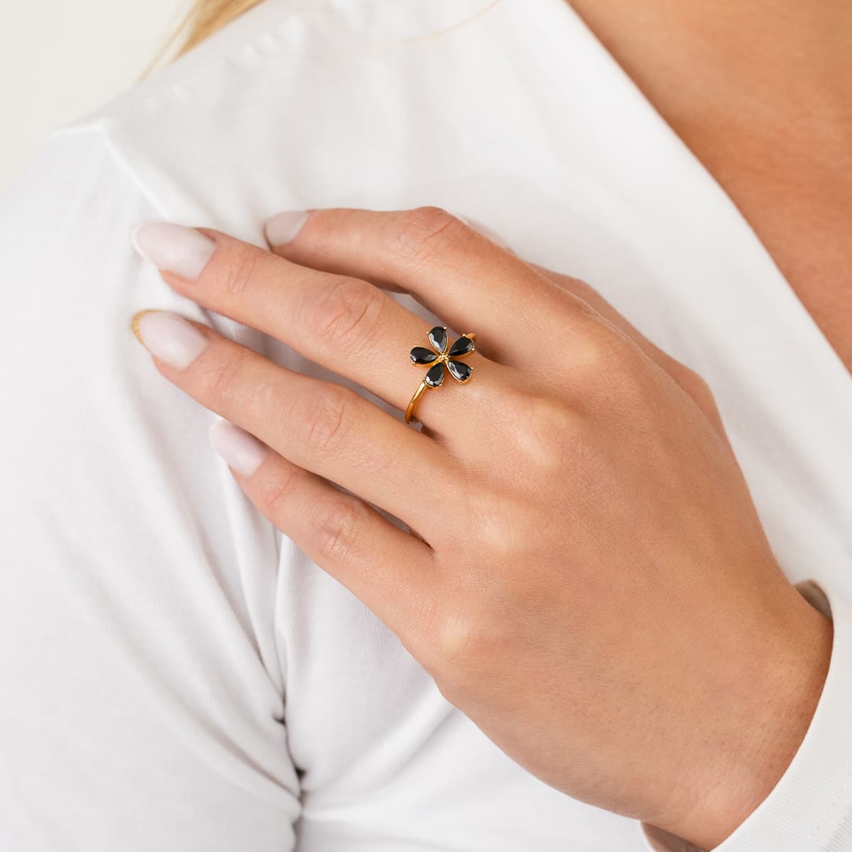 Ring met zwarte Bloem — alternatieve afbeelding