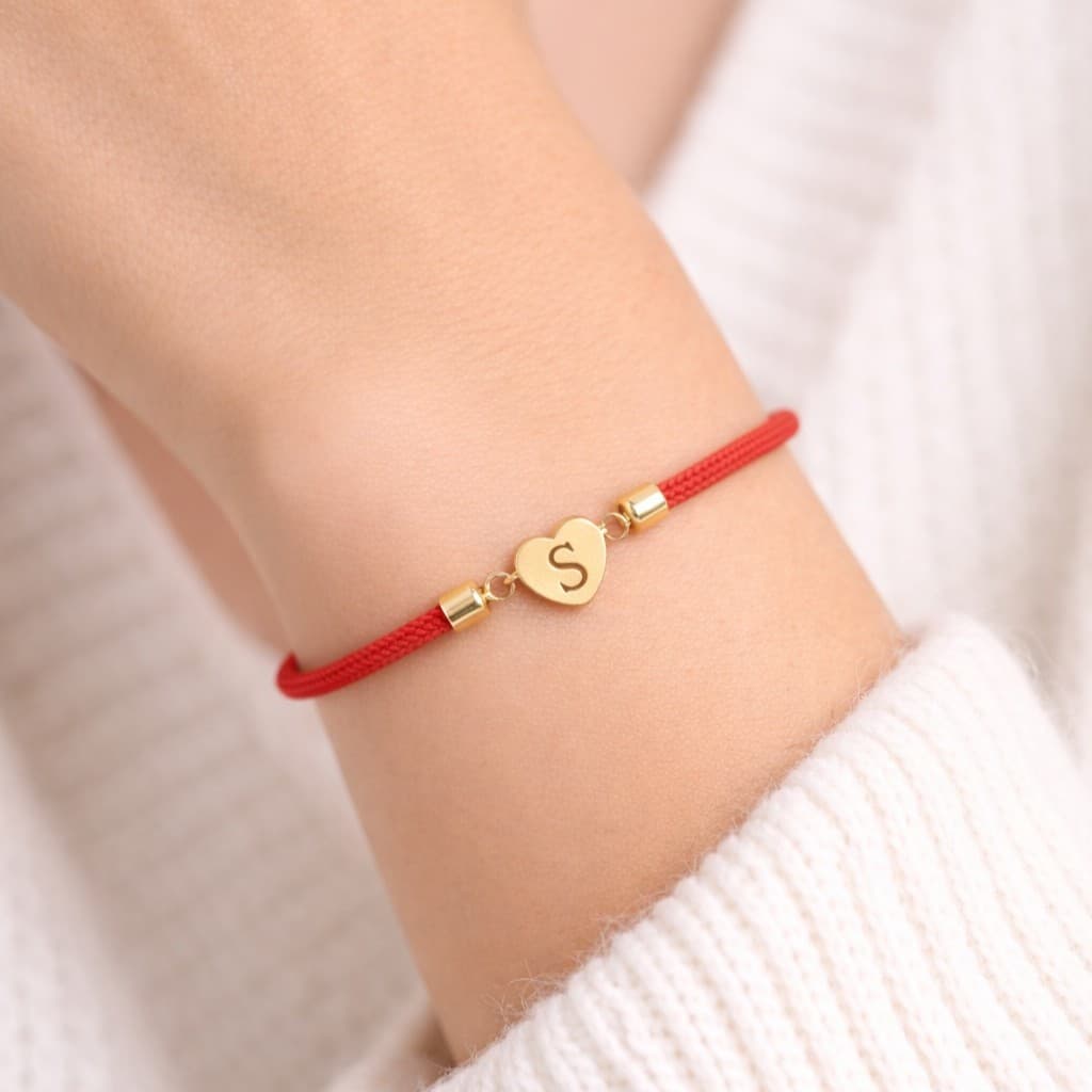Initiaal Armband met Hartje rood — alternatieve afbeelding