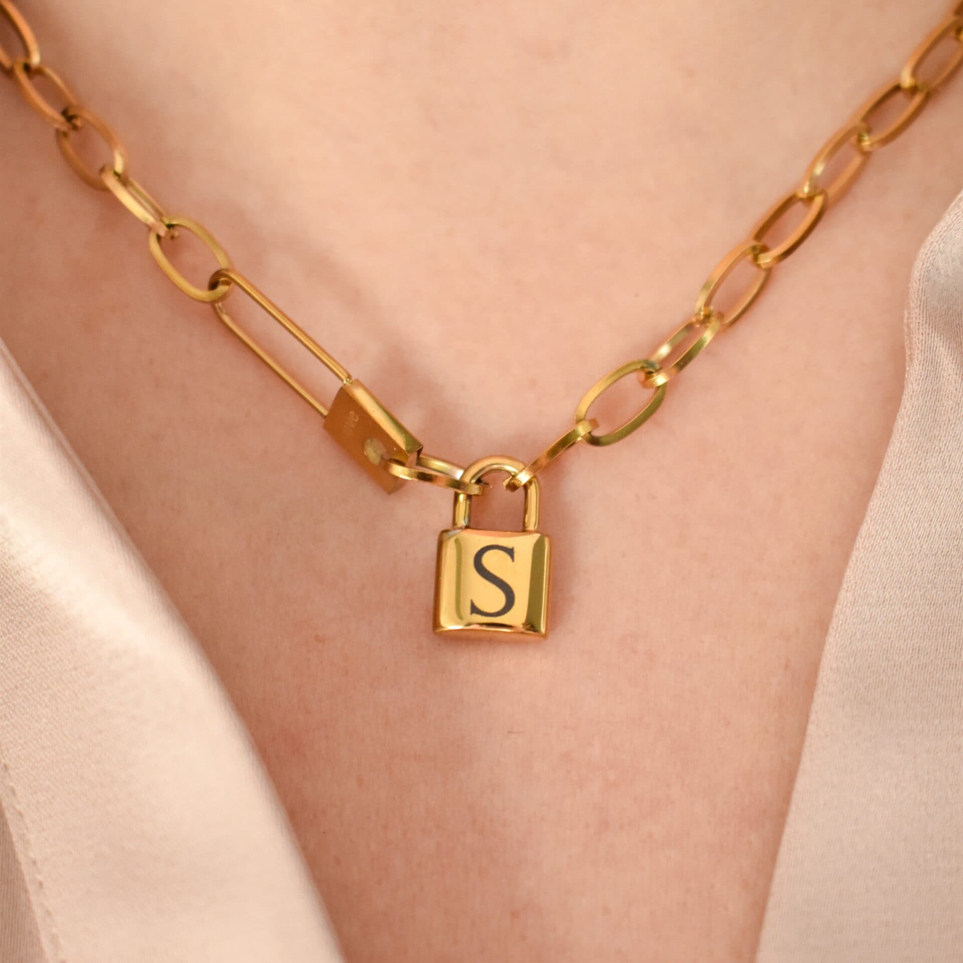 Initiaal Schakelketting Slotje — alternatieve afbeelding